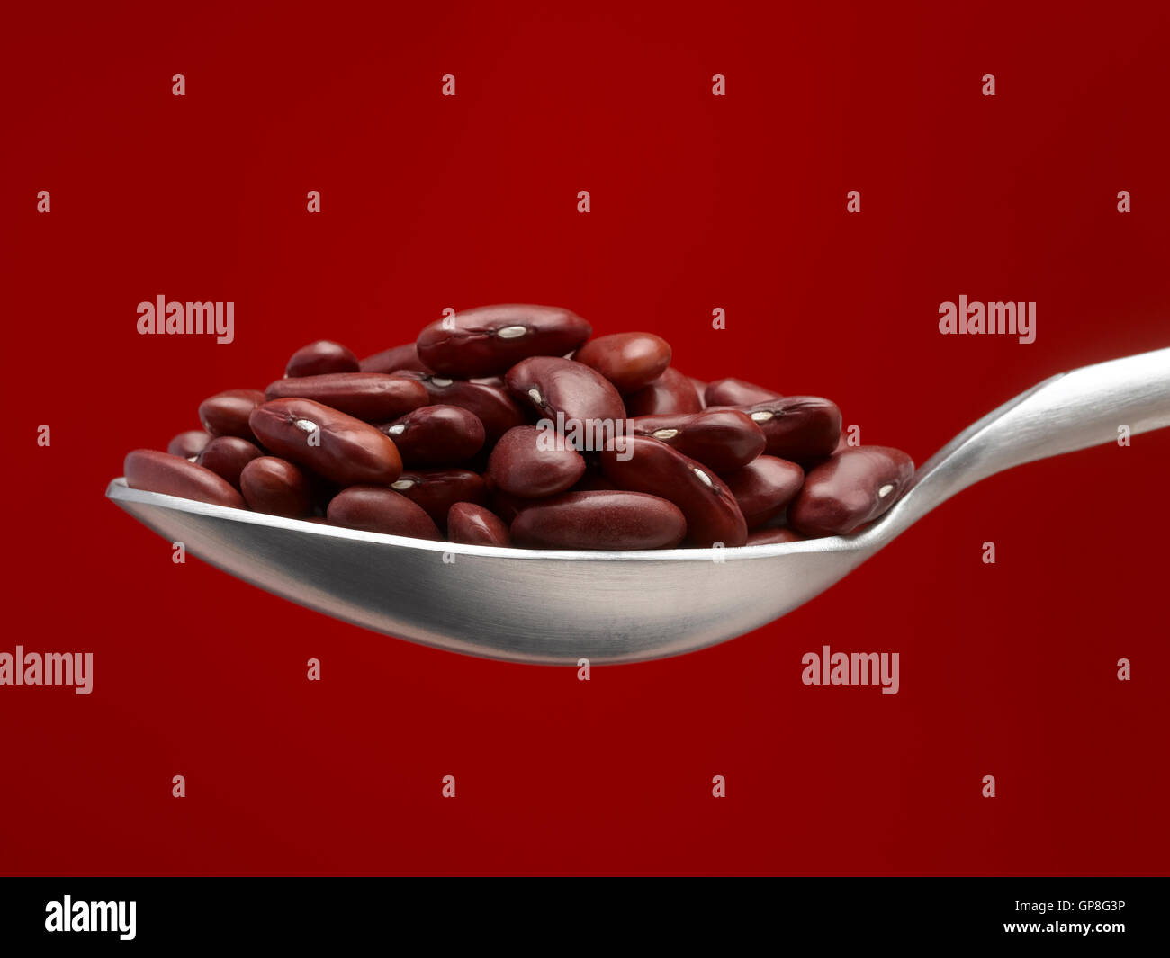 Rote Kidney-Bohnen auf Löffel Stockfoto
