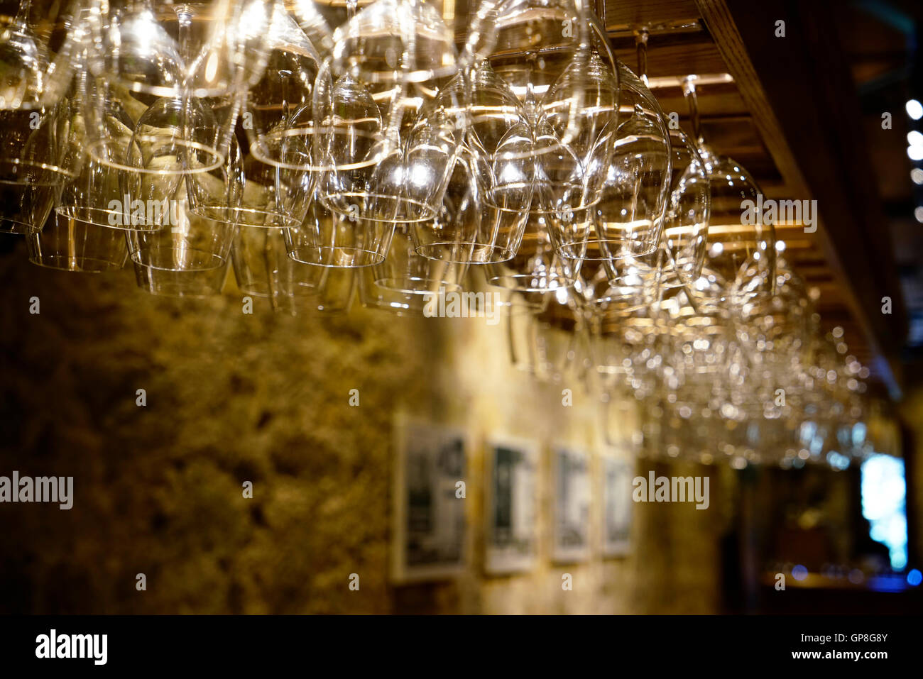Gläser Wein an der Bar im Degustationsraum der Chateau Montelena Winery hängen. Calistoga, Napa Valley, Kalifornien, USA Stockfoto