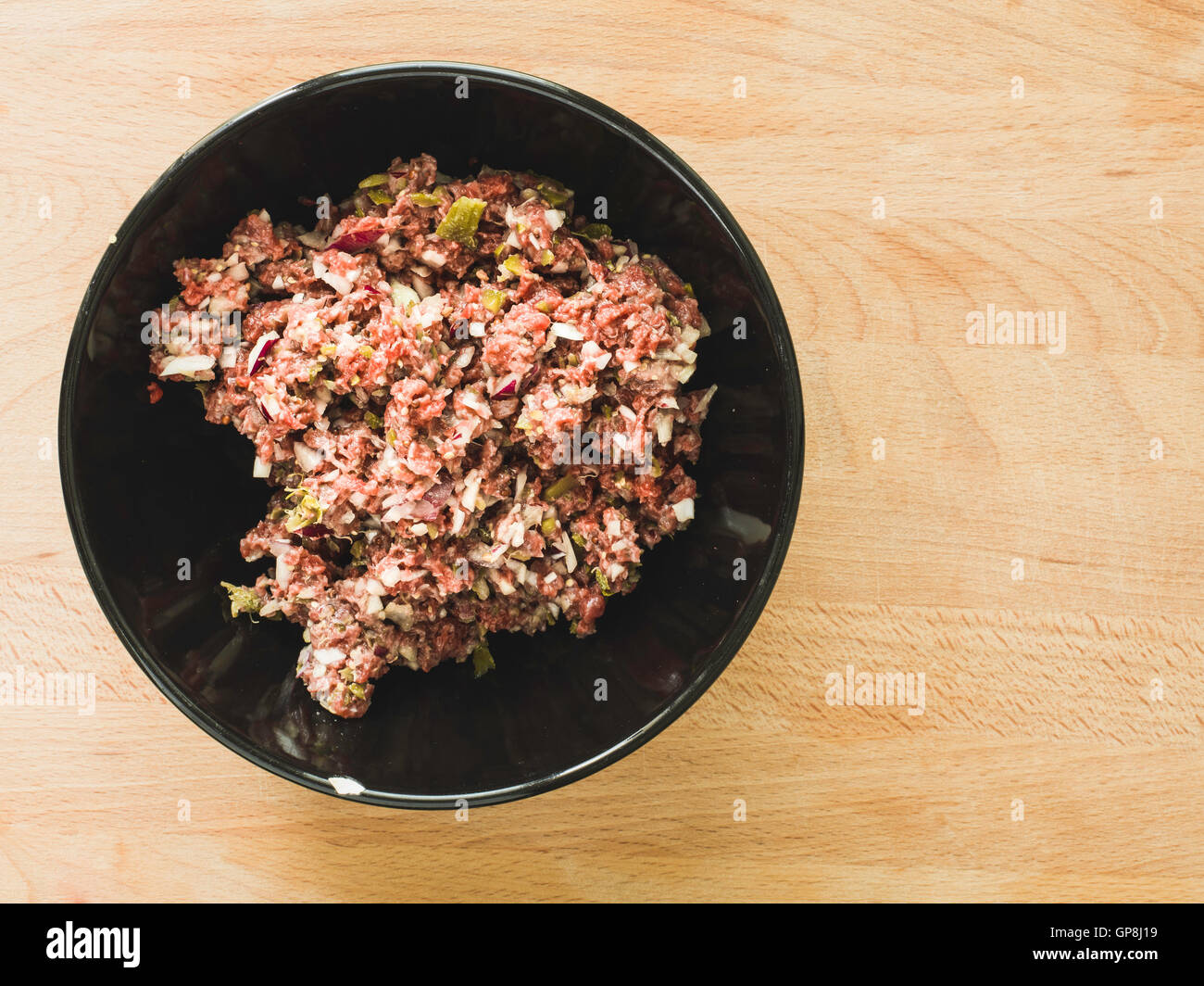 bereitet ein leckeres rohes Fleisch-Gericht in einem restaurant Stockfoto