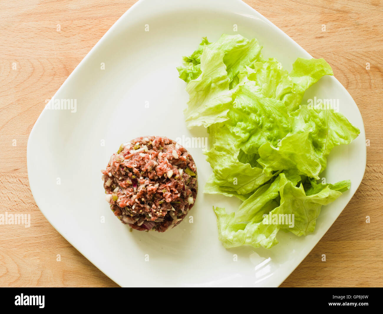 bereitet ein leckeres rohes Fleisch-Gericht in einem restaurant Stockfoto