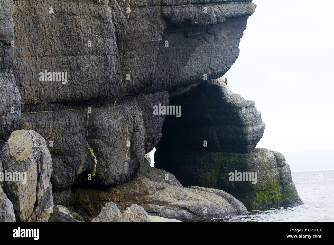 Monumentale Felsen an der Küste von South Island von Nowaja Semlja-Archipel. Felsbogen Stockfoto