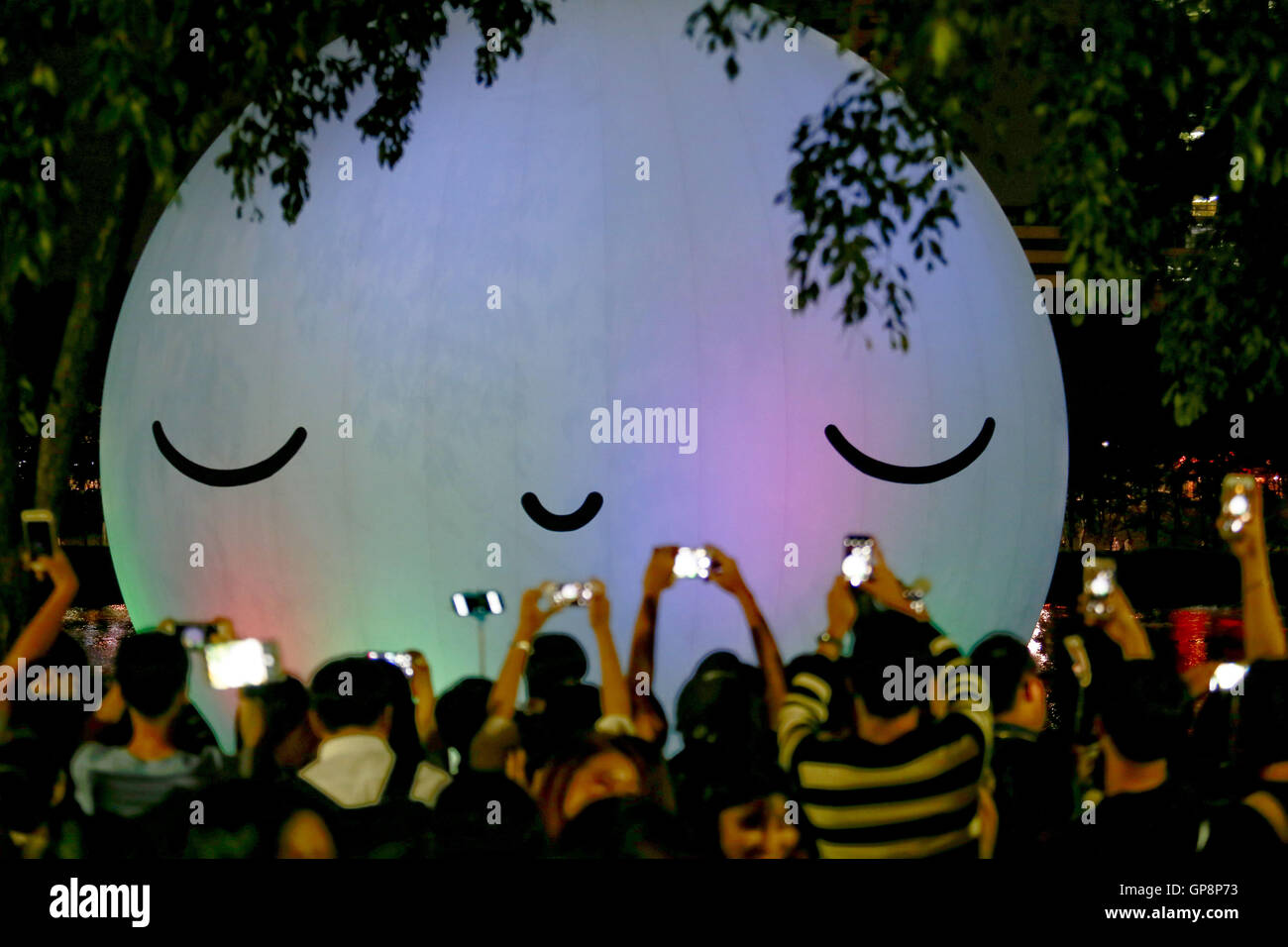 Seoul, Südkorea. 3. Sep, 2016. Menschen nehmen ein Foto von Kunst im öffentlichen Raum "super Mond" in Seokchon See in der Nähe von Lotte World Tower. Kunst im öffentlichen Raum-Projekt "super Moon" erfolgt durch Kunst im öffentlichen Raum-Gruppe "Freunde mit Ihnen". Es wird durch 3. Oktober gezeigt werden. Bildnachweis: Min Won-Ki/ZUMA Draht/Alamy Live-Nachrichten Stockfoto