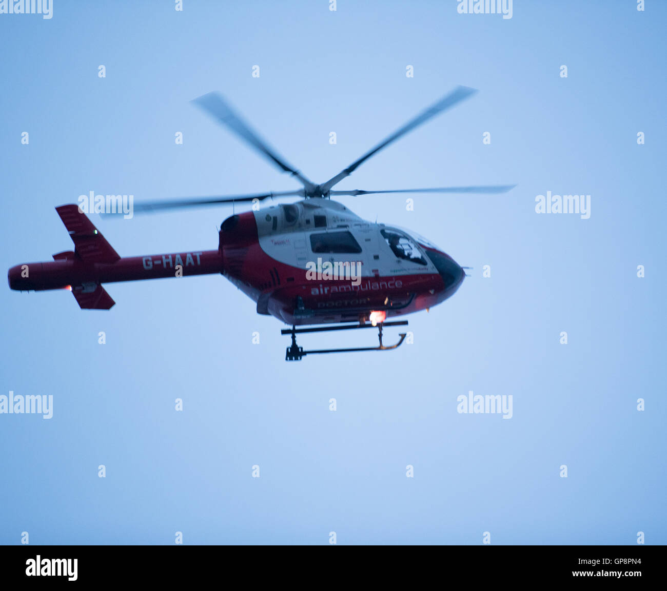 Brentwood, Essex, 2. September 2016, Essex Air Ambulance nimmt eine Fliege Vergangenheit bei der Essex Air Ambulance Charity Kart Challenge, Brentwood, Essex Credit: Ian Davidson/Alamy Live News Stockfoto