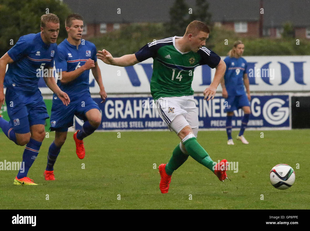 Mourneview Park, Lurgan, Nordirland. 2. September 2016. Nordirland U21 0 Island U21 1. Northern Ireland Shayne Lavery Brände in ein Kreuz. David Hunter/Alamy Live-Nachrichten Stockfoto