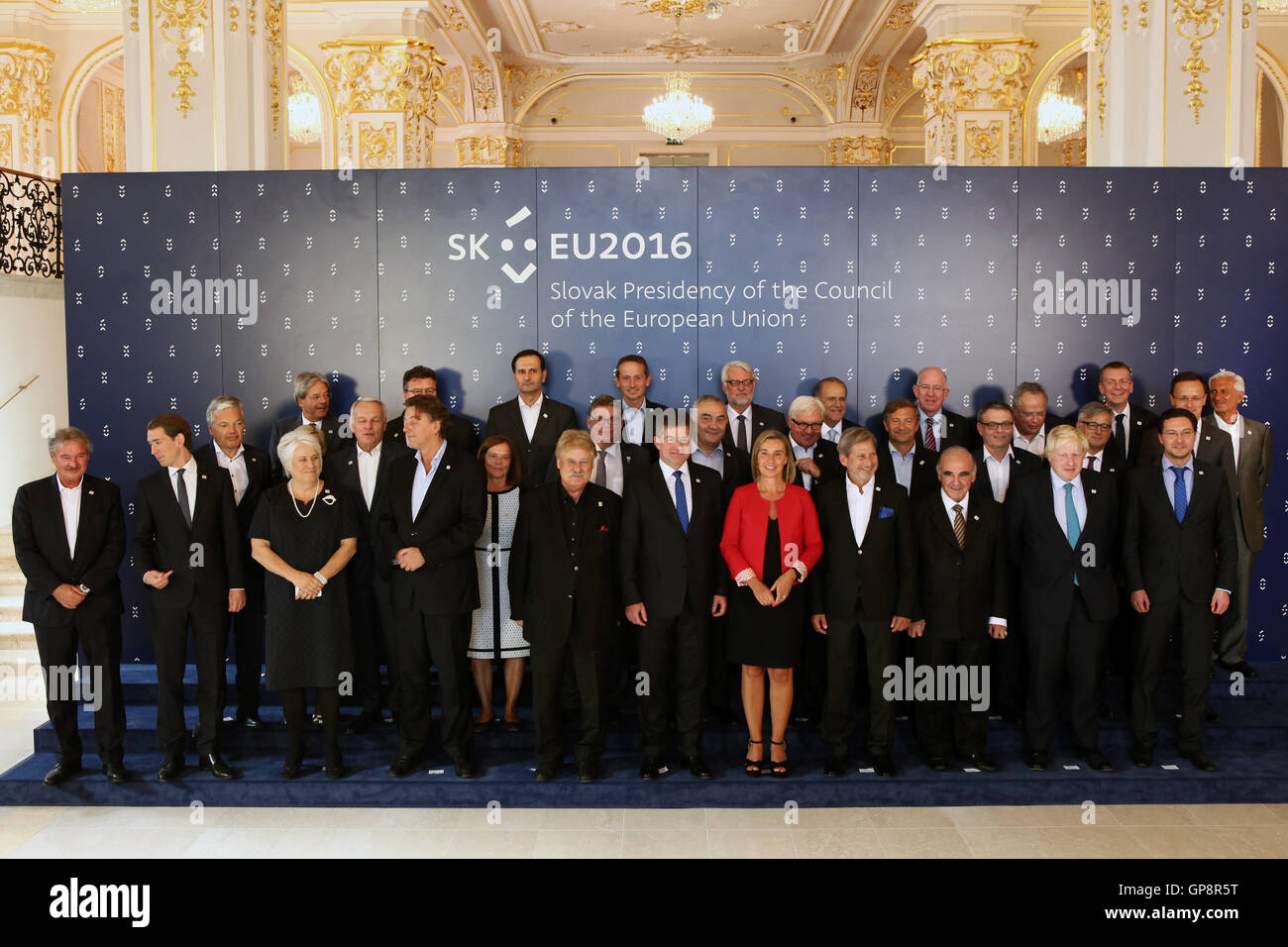 Bratislava, Slowakei. 2. September 2016. Teilnehmer darstellen für ein Gruppenfoto nach dem informellen Treffen der Minister für auswärtige Angelegenheiten, auch bekannt als Gymnich, in Bratislava, Hauptstadt der Slowakei, 2. September 2016. Die aktuelle Fragen der globalen außen- und Sicherheitspolitik werden oben auf der Agenda von Gymnich, sein, am Freitag den Startschuss. Bildnachweis: Xinhua/Alamy Live-Nachrichten Stockfoto