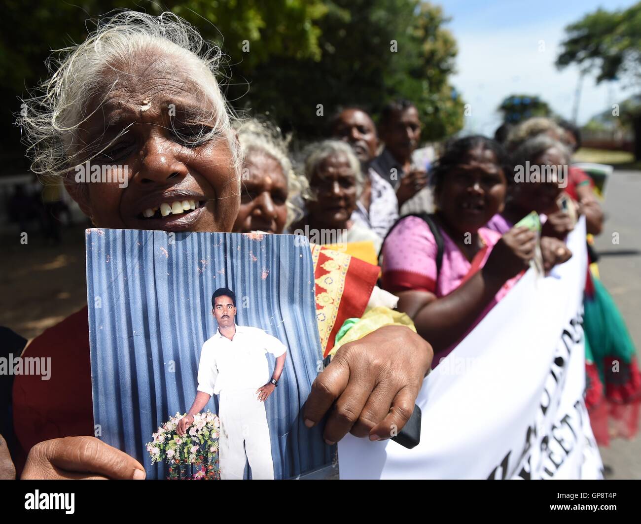 Jaffna, Sri Lanka. 2. Sep, 2016. Menschen beteiligen sich an einem Protest außerhalb der Jaffna Bibliothek in Jaffna, Sri Lanka, 2. September 2016. Hunderte von Angehörigen der vermissten während und nach dem Bürgerkrieg in Sri Lanka am Freitag forderte UN Chef Ban Ki-Moon, eine internationale durchzuführen um ihren Aufenthaltsort zu finden. © A. Rajhitah/Xinhua/Alamy Live-Nachrichten Stockfoto