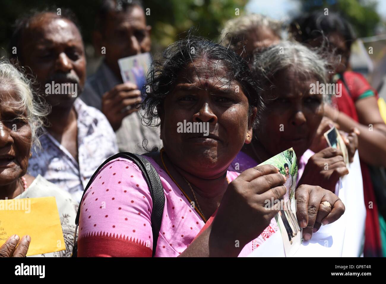 Jaffna, Sri Lanka. 2. Sep, 2016. Menschen beteiligen sich an einem Protest außerhalb der Jaffna Bibliothek in Jaffna, Sri Lanka, 2. September 2016. Hunderte von Angehörigen der vermissten während und nach dem Bürgerkrieg in Sri Lanka am Freitag forderte UN Chef Ban Ki-Moon, eine internationale durchzuführen um ihren Aufenthaltsort zu finden. © A. Rajhitah/Xinhua/Alamy Live-Nachrichten Stockfoto
