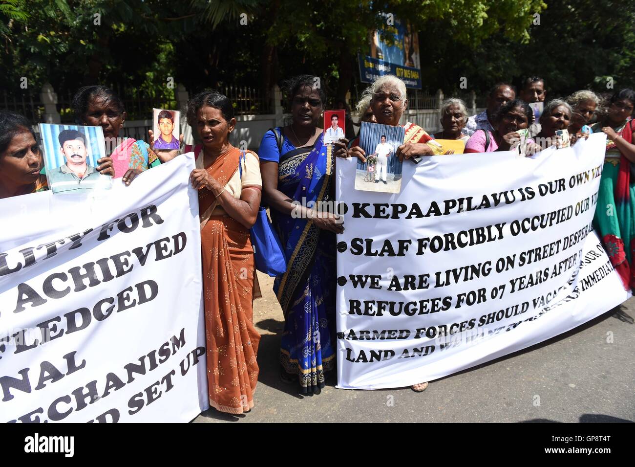 Jaffna, Sri Lanka. 2. Sep, 2016. Menschen beteiligen sich an einem Protest außerhalb der Jaffna Bibliothek in Jaffna, Sri Lanka, 2. September 2016. Hunderte von Angehörigen der vermissten während und nach dem Bürgerkrieg in Sri Lanka am Freitag forderte UN Chef Ban Ki-Moon, eine internationale durchzuführen um ihren Aufenthaltsort zu finden. © A. Rajhitah/Xinhua/Alamy Live-Nachrichten Stockfoto