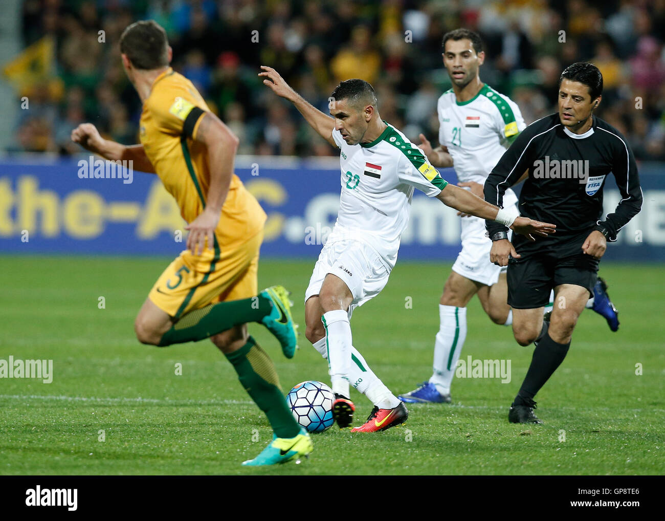 Perth, Western Australia, Australien. 1. September 2016. ALI ABBAS des Irak steuert Ball gegen Australien während des 2018 FIFA WM asiatische Qualifikation Spiels gespielt NIB Stadium am 1. September 2016 in Perth, Australien. © Theron Kirkman/ZUMA Wire/ZUMAPRESS.com/Alamy Live-Nachrichten Stockfoto