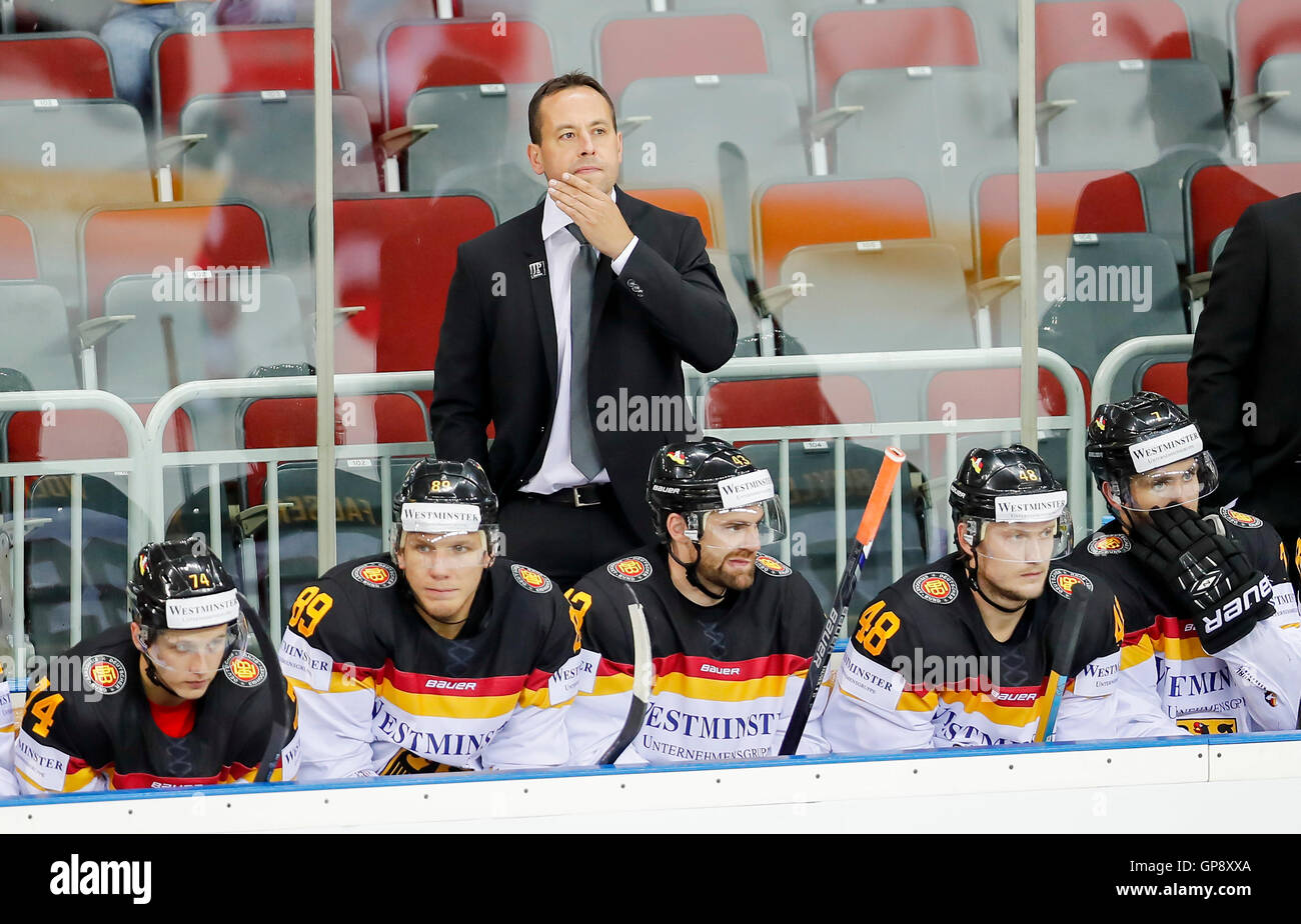 Riga, Lettland. 2. September 2016. Headcoach Marco STURM, DEB, Tobias ABSTREITER, DEB-Co-Trainer NHL Profi Leon DRAISAITL, DEB 29 NHL Profi Frank HOERDLER, DEB 48 Daryl BOYLE, DEB 7 Gerrit FAUSER, DEB 43 Deutschland - Österreich 6-0 Eishockey Olympia Qualifikation 2016, Deutsche Eishockey-Nationalmannschaft DEB, Riga, Lettland-2. September 2016-Credit: Peter Schatz / Alamy Live News Stockfoto