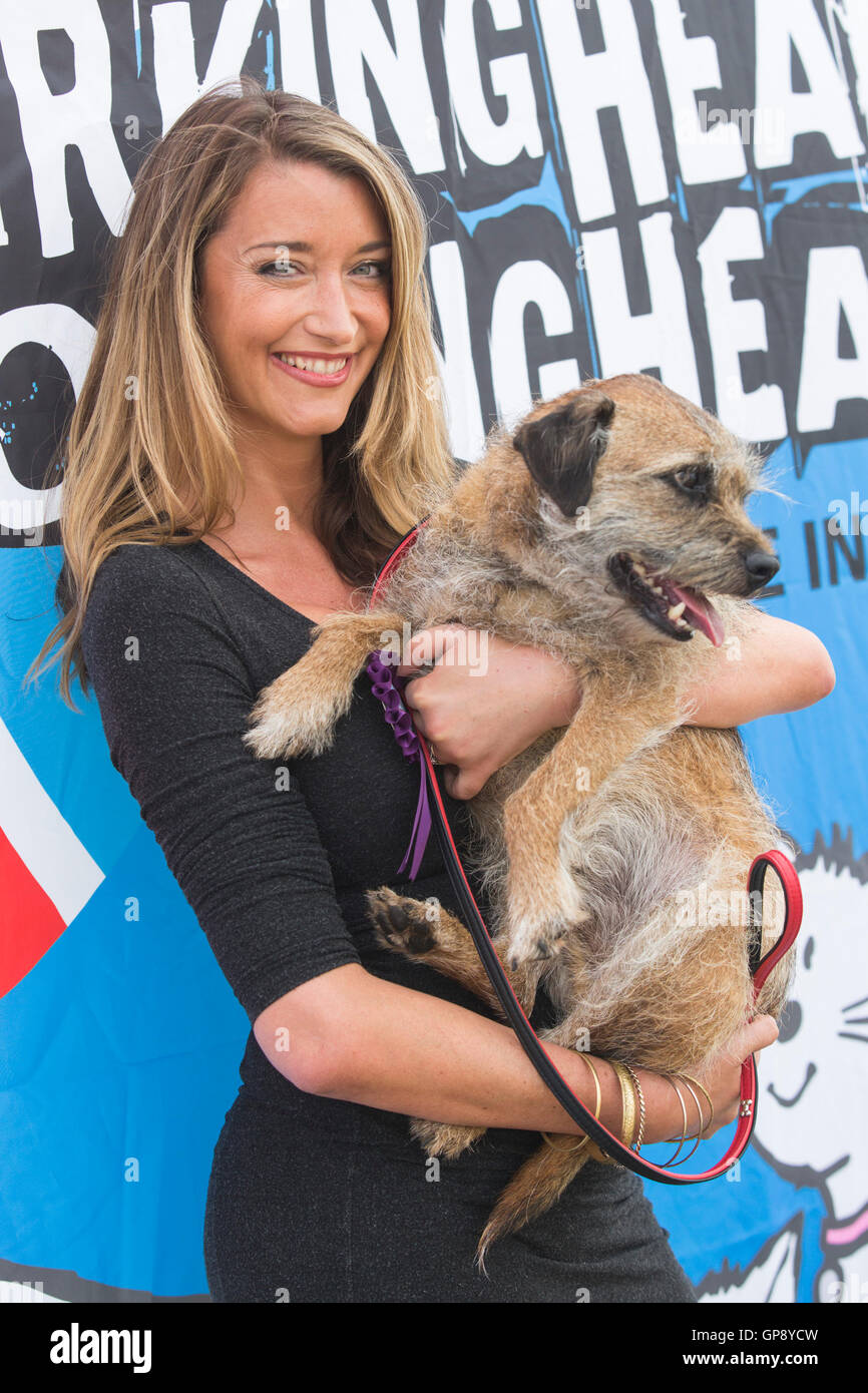 London, UK. 3. September 2016. Im Bild: TV-Moderatorin Sarah Champion. Hunderte von Hunden und ihren Besitzern versammelten sich in 2016 Pup Hilfe Spaß Hundeausstellung in Primrose Hill. Welpen Hilfe ist jetzt in seinem 7. Jahr, eines der weltweit größten Anti-Welpe Landwirtschaft Events. Bildnachweis: Bettina Strenske/Alamy Live-Nachrichten Stockfoto