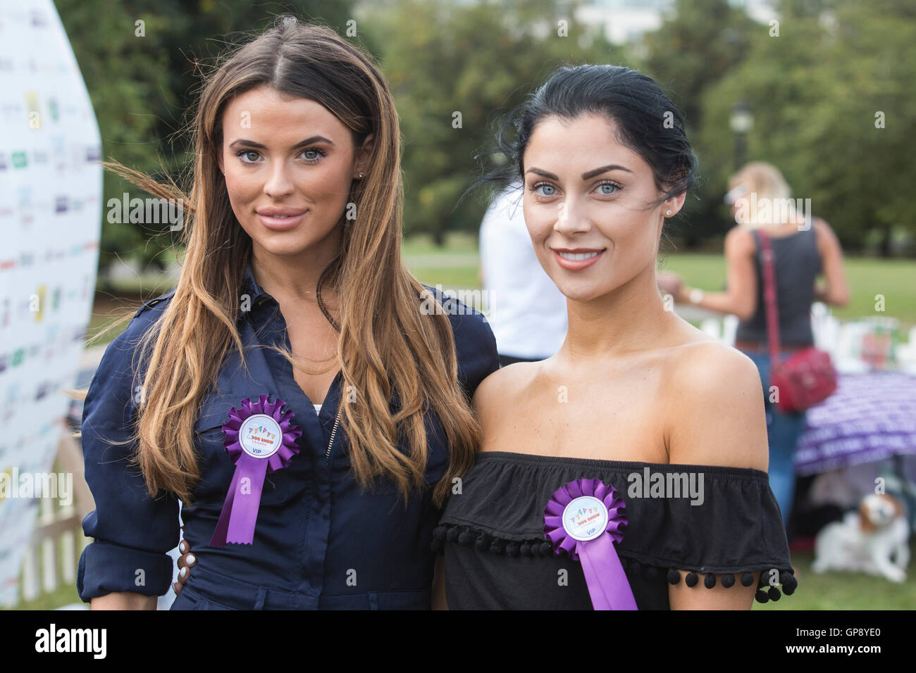 London, UK. 3. September 2016. Im Bild: Nancy Ann Turner und Cally Jane Buche. Hunderte von Hunden und ihren Besitzern versammelten sich in 2016 Pup Hilfe Spaß Hundeausstellung in Primrose Hill. Welpen Hilfe ist jetzt in seinem 7. Jahr, eines der weltweit größten Anti-Welpe Landwirtschaft Events. Bildnachweis: Bettina Strenske/Alamy Live-Nachrichten Stockfoto
