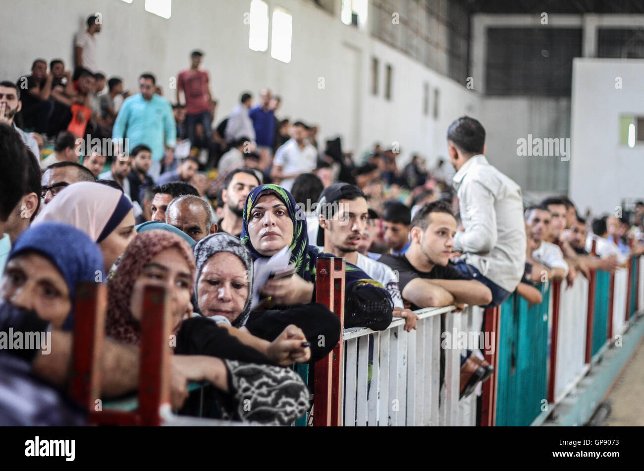 Gaza-Streifen. 3. Sep, 2016. Palästinenser warten auf Reisen ermöglicht es, durchqueren die Grenze Grenzübergang nach Wiedereröffnung nach zwei Monaten von den ägyptischen Behörden in Ägypten. © Ahmad Salem/ZUMA Draht/Alamy Live-Nachrichten Stockfoto