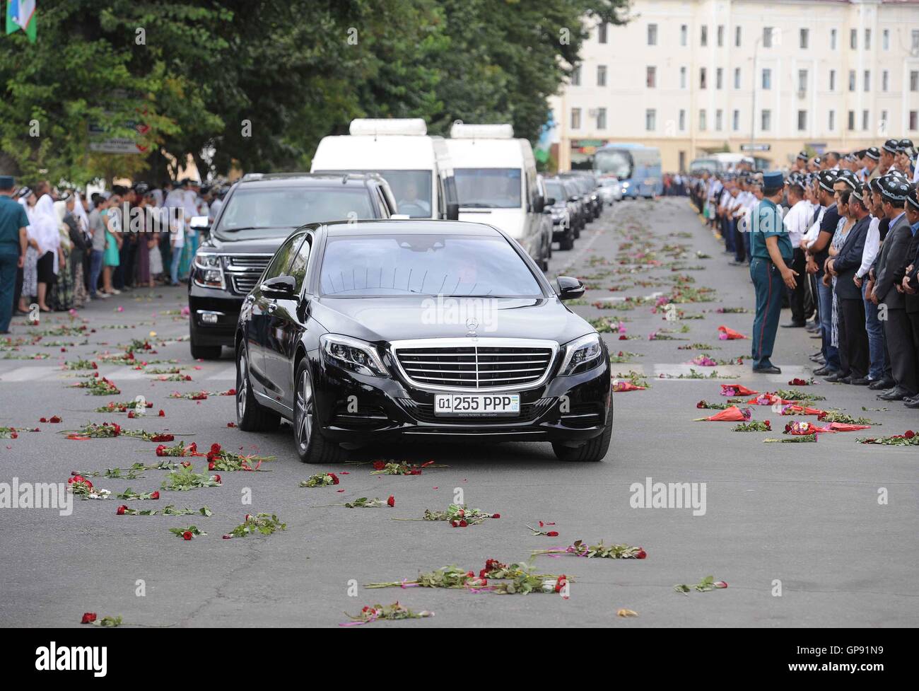 Samarkand, Usbekistan. 3. Sep, 2016. Menschen versammeln sich entlang der Straße, das Fahrzeug mit dem Sarg des verstorbenen Präsidenten des Usbekistan Islam Karimov in Samarkand, Usbekistan, am 3. September 2016 zu sehen. Die Beerdigung des verstorbenen Präsidenten des Usbekistan Islam Karimov fand in der historischen Stadt Samarkand, wo er geboren wurde. Bildnachweis: Sadat/Xinhua/Alamy Live-Nachrichten Stockfoto