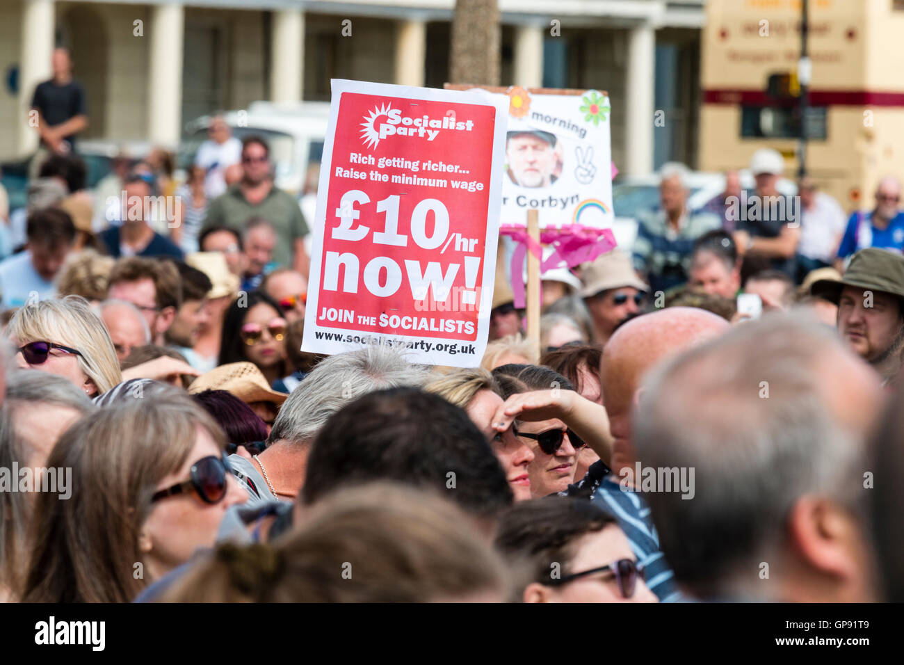 England, Ramsgate. Arbeits- und Dynamik Rallye für Jeremy Corbyn. Sozialistische Partei rote Plakat hielt über Unterstützer für "£10 Mindestlohn jetzt!" Stockfoto