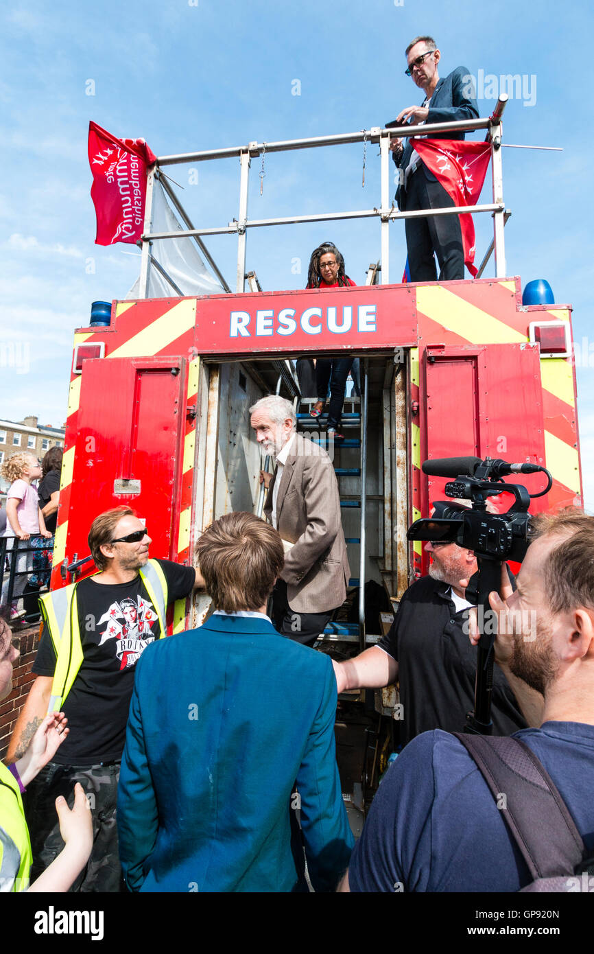 Jeremy Corbyn, Labour Party leader, verlässt die Feuerwehr rede Plattform nach einer Rede in Ramsgate als Teil einer Thanet Momentum Rallye. Menschen und Medien, die versuchen, in der Nähe zu bekommen. Stockfoto