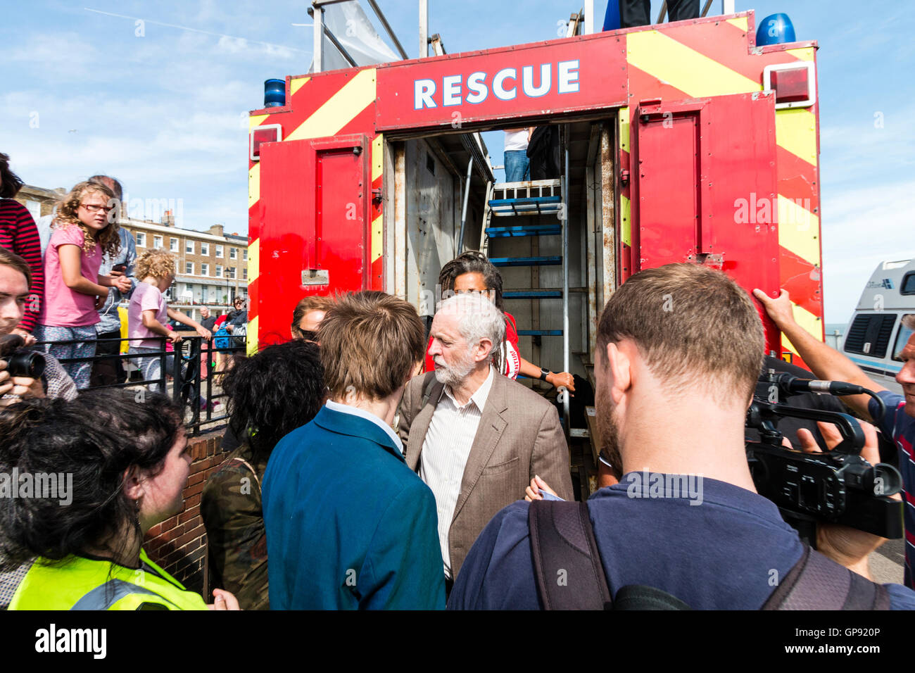 Jeremy Corbyn, Labour Party leader, verlässt die Feuerwehr rede Plattform nach einer Rede in Ramsgate als Teil einer Thanet Momentum Rallye. Menschen und Medien, die versuchen, in der Nähe zu bekommen. Stockfoto