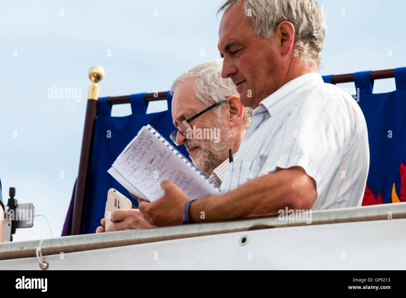 Jeremy Corbyn, Labour Party Leader, stehen neben Norman Thomas, Sprecher der Thanet Momentum Fraktion während einer Kundgebung in Ramsgate auf 3. September 2016. Jeremy im Mittelpunkt. Im Freien. Stockfoto