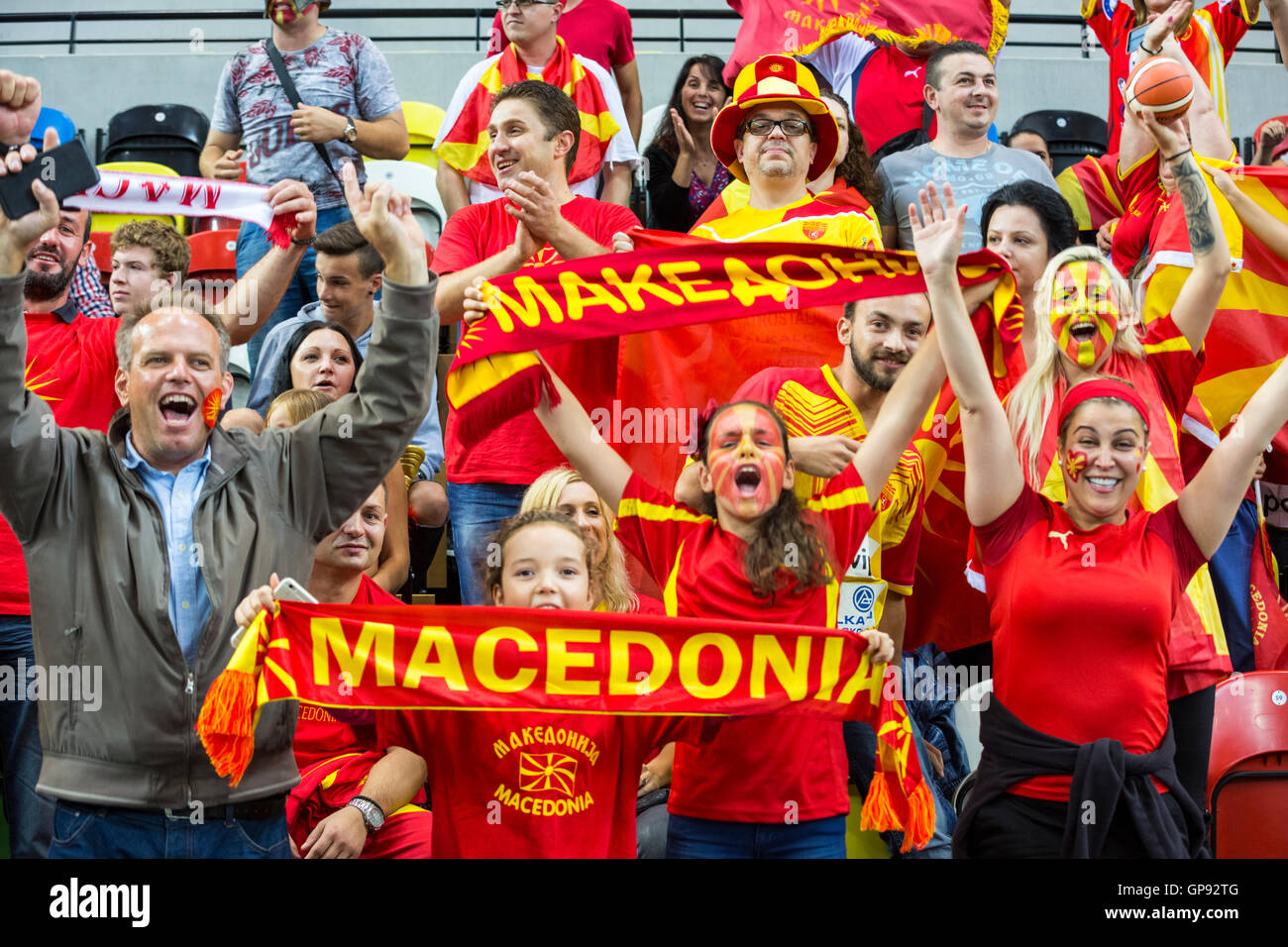 Copperbox Arena, London, UK, 3. September 2016. Mazedoniens Fans sind in Kraft. Großbritannien Gesicht das Team aus Mazedonien in der Euro-Korb-2017-Qualifikation unter Trainer Joe Prunty, wie sie wollen für ihr 4. Finalrunde aussehen in den letzten 5 Turniere zurück. Team GB gewinnen 96:79. Bildnachweis: Imageplotter und Sport/Alamy Live Nachrichten Stockfoto