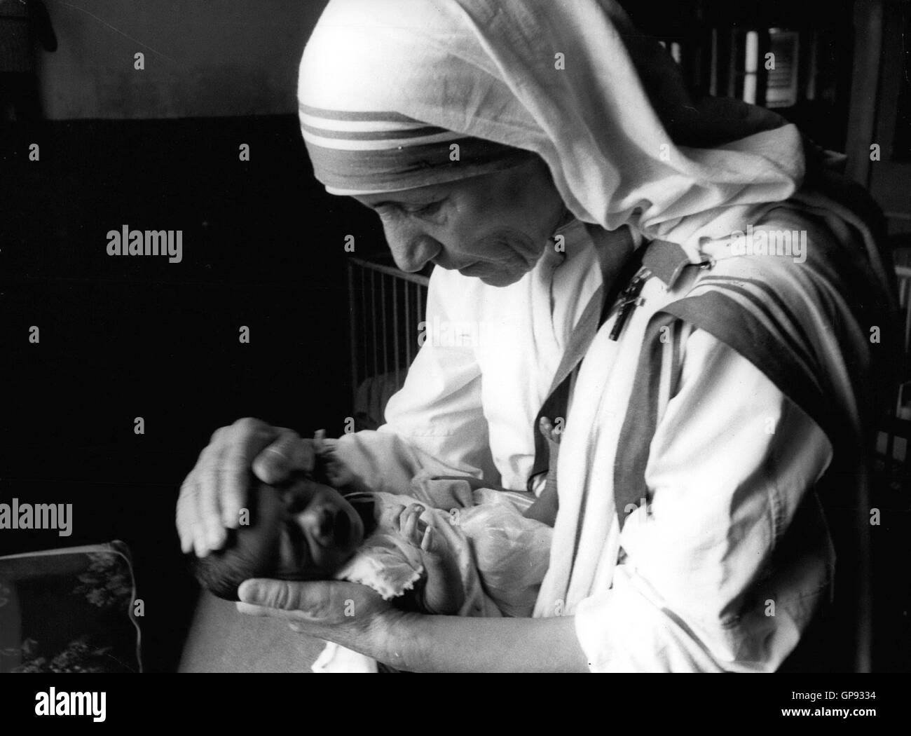 Datei. 3. August 2016. Mutter Teresa um Deutungshoheit werden nach 2. Wunder Vatikan erklärt. Mutter TERESA, die ihr Leben Indiens Armen zu helfen gewidmet, wird ein Heiliger der römisch-katholischen Kirche erfolgen. Am Sonntag erkennt die katholische Kirche offiziell Mutter Teresa von Kalkutta (Kolkata) als ein Heiliger. Sie begleiten eine Gruppe von mehr als 10.000 Menschen, anerkannt von der Kirche als Heilige aufgrund der Art und Weise, wie, die Sie gelebt. Im Bild: 1979 - Indien - bringen Sie die Hände von Mutter Teresa Komfort und Sicherheit für das verwaiste Kind. © Keystone Bilder USA/ZUMAPRESS.com/Alamy Live-Nachrichten Stockfoto