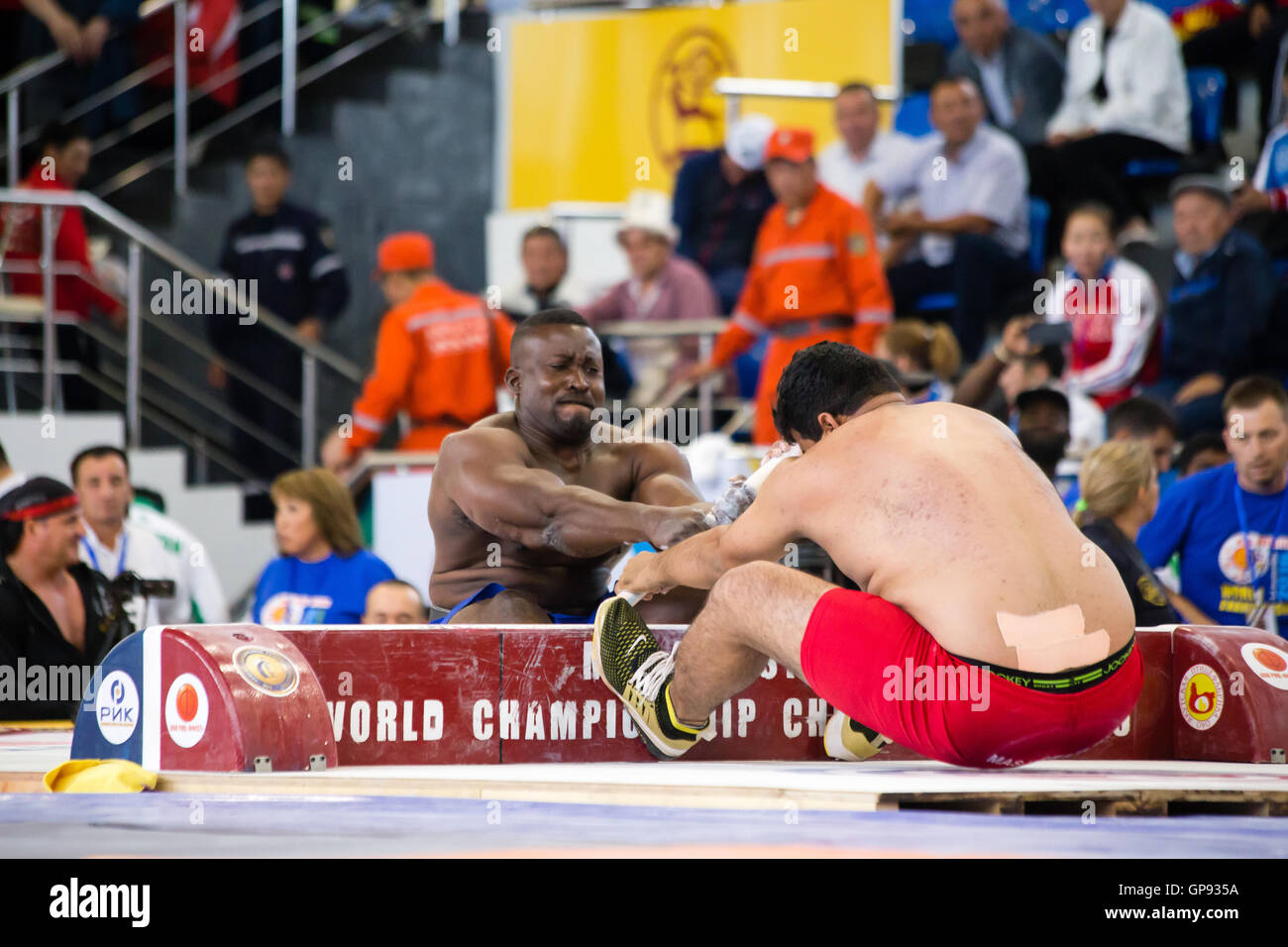 Athleten konkurrieren im Mas-Wrestling (Мас - рестлинг) an den 2016 Welt Nomad Spiele in Kirgisistan. Credit: Stephen Lioy/Alamy leben Nachrichten Stockfoto