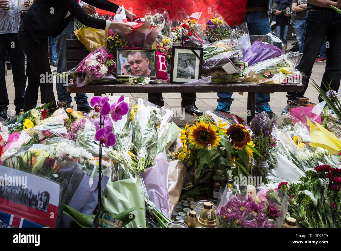 Essex, Harlow UK. 3. September 2016. Erinnerung Vigil und Einheit März organisiert von britischen Pole für Arkadiusz Jóźwik, bekannt als Arek, Fabrikarbeiterin Polnisch erschlagen in einem vermuteten Rassenhass Angriff in seiner angenommenen Haus von Harlow. Bildnachweis: Guy Corbishley/Alamy Live-Nachrichten Stockfoto