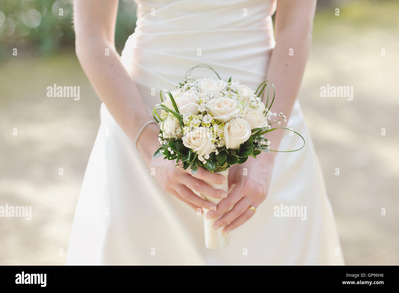 Bouquet von weißen Rosen in der Hand der Braut Hochzeit Stockfoto