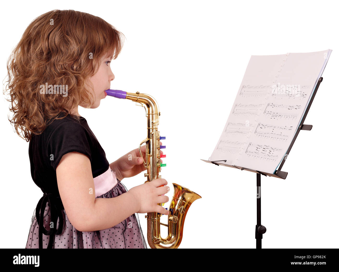 kleine Mädchen spielen Musik am Saxophon Stockfoto