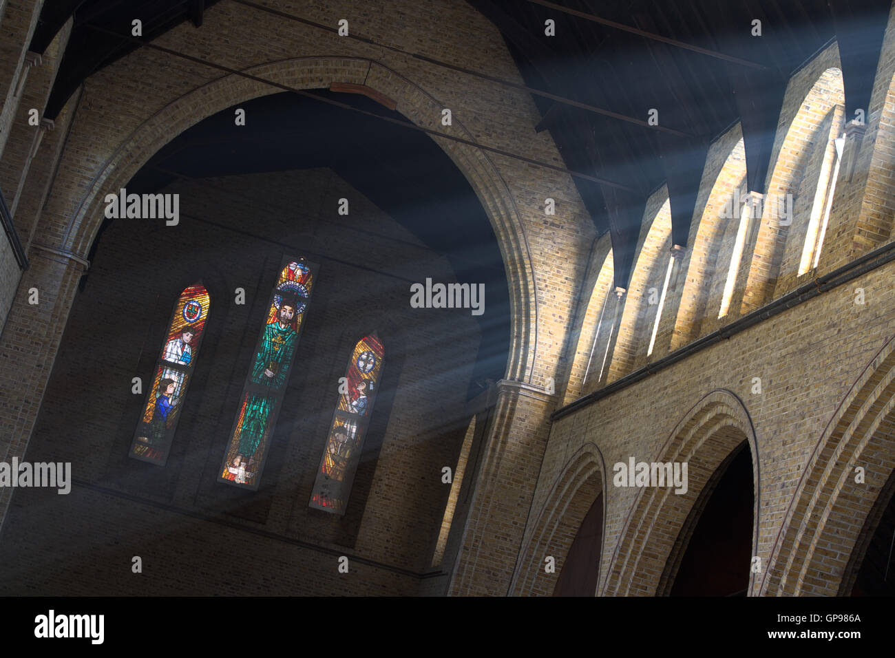 Skurrile Weitwinkelaufnahme mit leichten Scherben und Glasfenster an der Severalls Chapel, Colchester Essex, UK Stockfoto