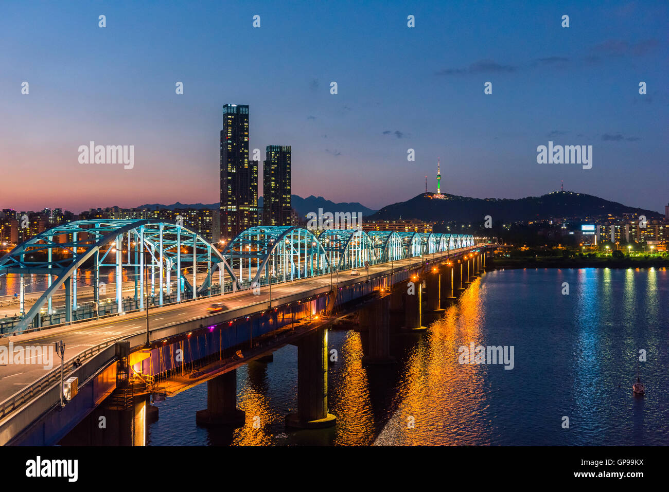 Seoul in der Nacht, Südkorea Stadt Skyline bei Dongjak Brücke Han-Fluss in Seoul, Südkorea. Stockfoto