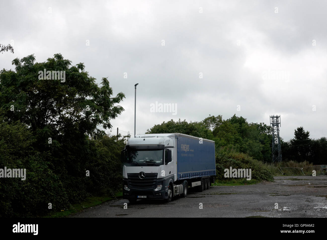 geparkten ausländischen LKW, LKW, auf Ödland, a19, North Yorkshire, Vereinigtes Königreich Stockfoto