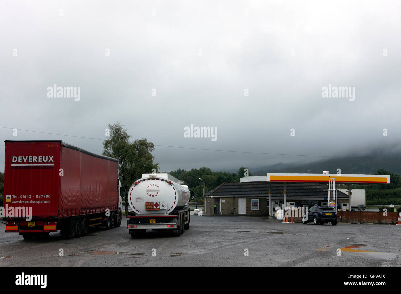 zwei geparkten LKW an Exelby Tankstelle, a19, North Yorkshire, Vereinigtes Königreich Stockfoto