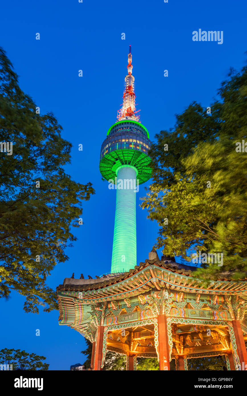 Namsan Berg, Seoul tower in der Nacht in Seoul, Südkorea. Stockfoto