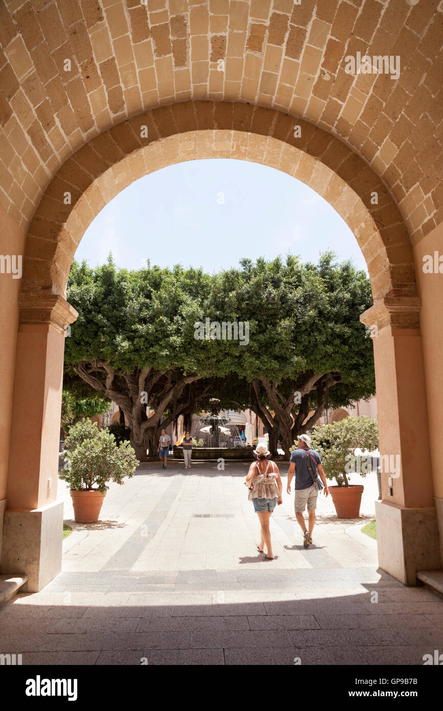 Torbogen und Municipio Hof, Marsala, Sizilien, Italien Stockfoto
