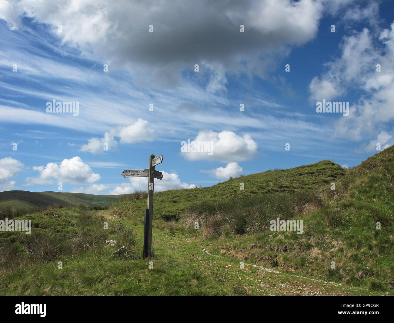 Track-Kreuzung am Hornby Road Wald von Bowland Stockfoto