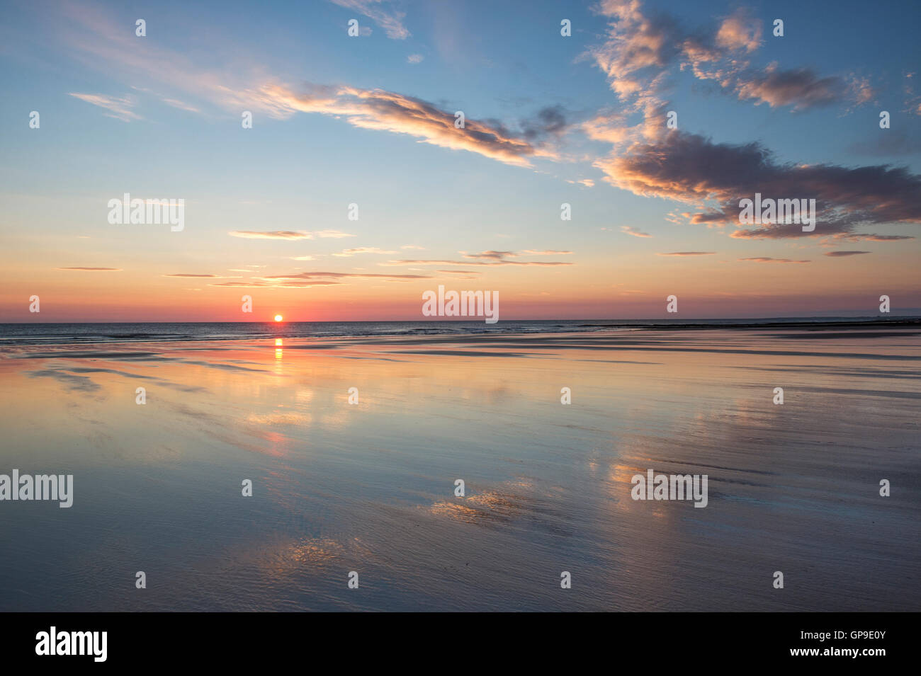 Sonnenaufgang am Strand bei Ebbe. Northumberland, England Stockfoto