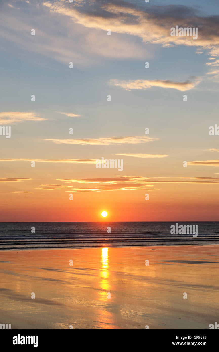 Sonnenaufgang am Strand bei Ebbe. Northumberland, England Stockfoto