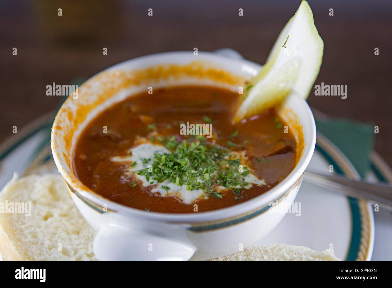 Eine Schüssel Soljanka Suppe serviert in Dresden, Deutschland. Das Gericht hat russische Wurzeln. Stockfoto
