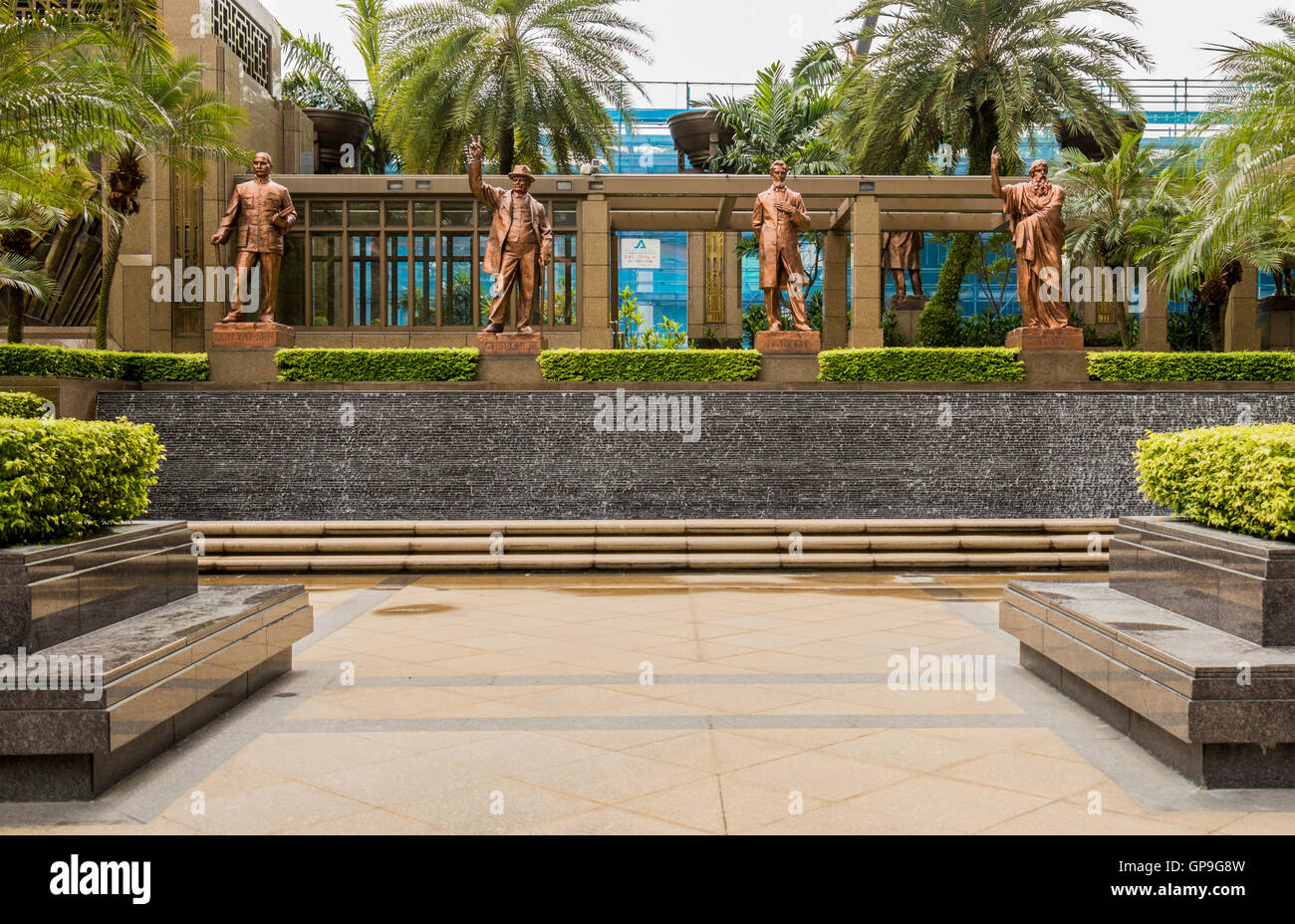 Bronze-Bildnisse von Dante, Sun-Yat-Sen, Churchill, Lincoln, Plato, im Park Blick qm Büro Gebäude Downtown Core, Singapur Stockfoto