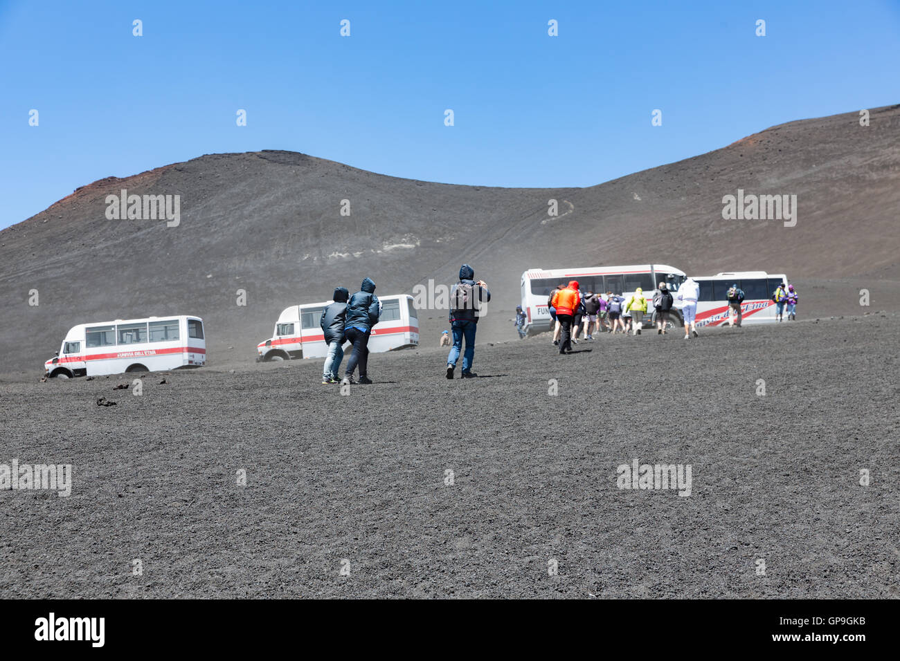 Landrover Ands Touristen den Vulkan Ätna am 23. Mai 2016 auf der Insel Sizilien, Italien Stockfoto