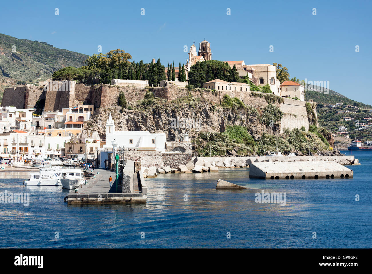 Blick auf den Hafen von Lipari, Äolischen Inseln in der Nähe von Sizilien, Italien Stockfoto