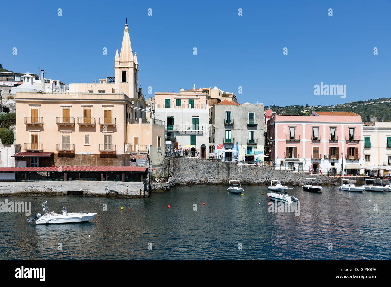 LIPARI, Italien - 24.Mai: Hafen von Lipari auf die Äolischen Inseln am 24. Mai 2016 auf Sizilien, Italien Stockfoto
