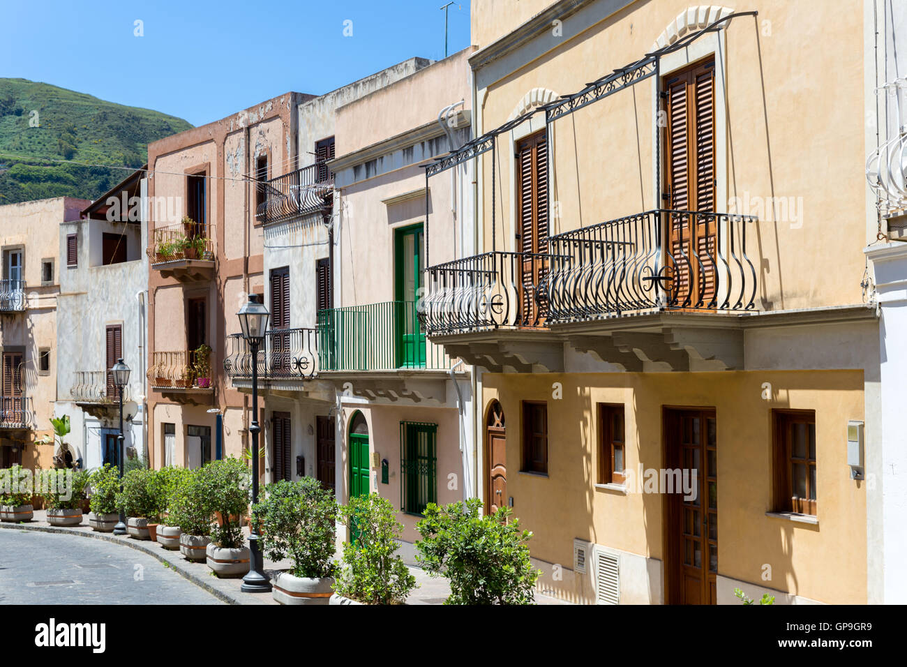 Blick auf italienische Häuser von Lipari, Äolischen Inseln in der Nähe von Sizilien Stockfoto