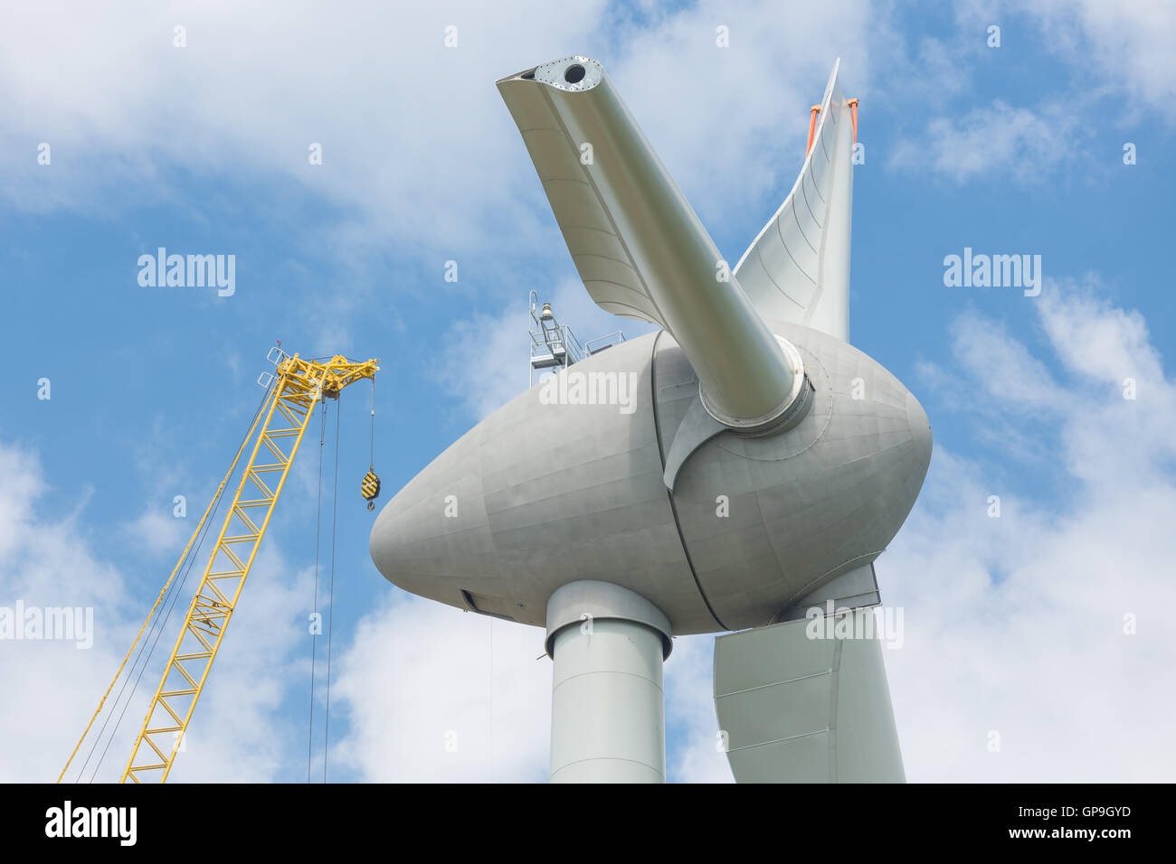 Neue niederländische Windturbine Flügel mit großen Kran Montage Stockfoto