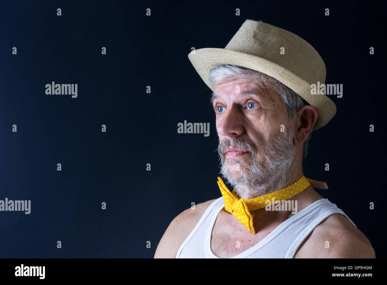 Verrückte Senior Mann mit Hut und Fliege nahe den Hals Stockfoto