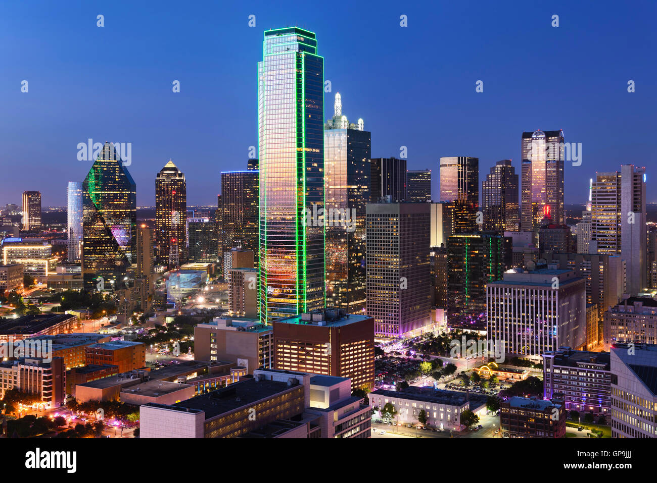 Dallas Skyline der Stadt in der Dämmerung, Sonnenuntergang. Dallas Texas Innenstadt, Business-Center. Gewerbegebiet in Großstadt. Blick auf die Stadt Dallas aus Stockfoto