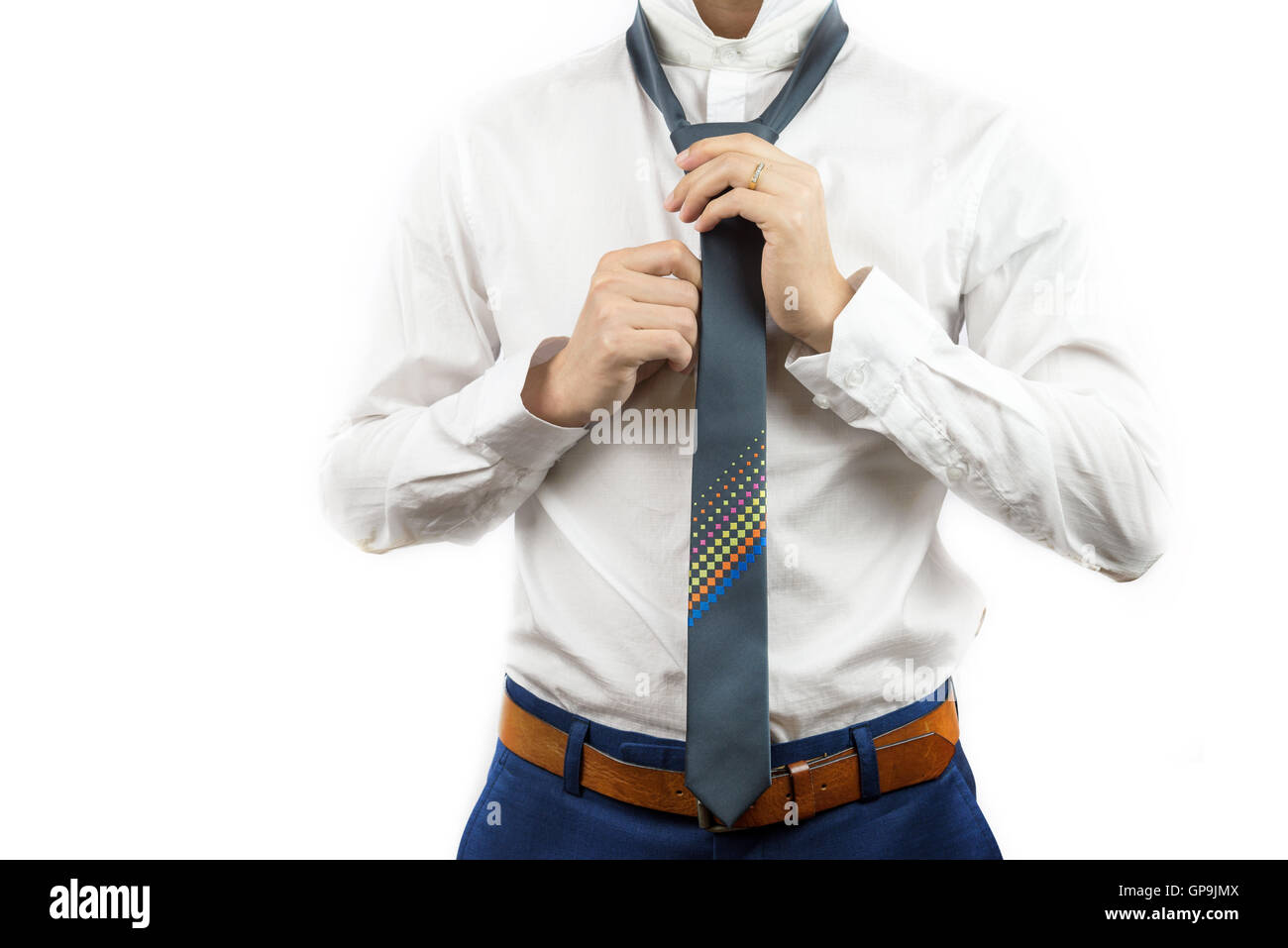 Mann mit weißem Hemd, Krawatte anziehen. Blaue Hose braun Ledergürtel mit Verlobungsring Finger. Smart casual Kleid co Stockfoto