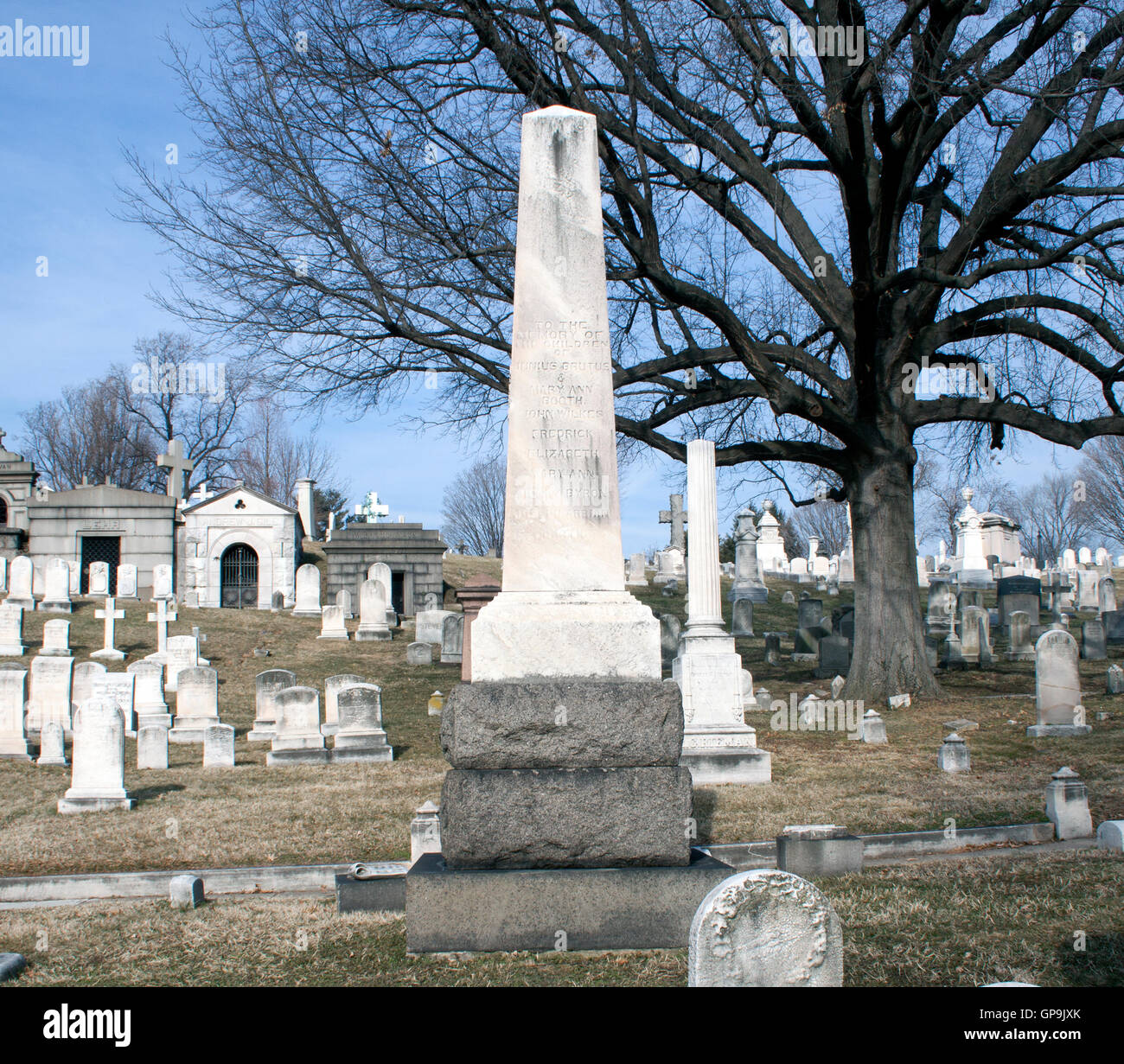 Das Grab von John Wilkes Booth, Lincolns Attentäter, liegt auf dem Grundstück der Familie Booth auf dem Green Mount Cemetery in Baltimore, Maryland. Stockfoto Das Grab von John Wilkes Booth, Lincolns Attentäter, liegt auf dem Grundstück der Familie Booth auf dem Green Mount Cemetery in Baltimore, Maryland. Stockfoto