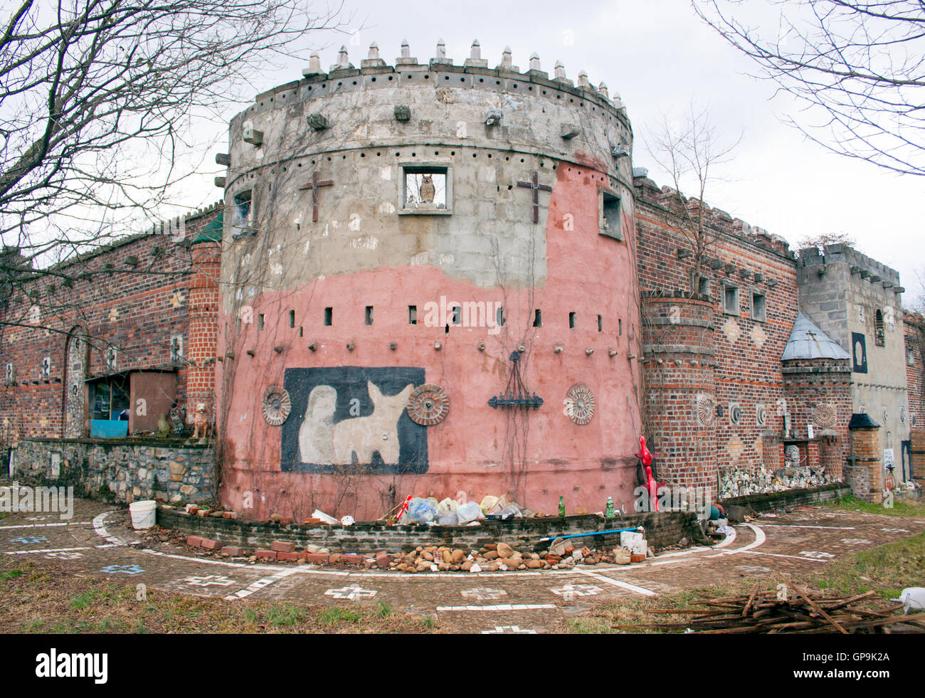In der kleinen Stadt Greenback, Tennessee, hat Floyd 'Junior' Banks die 'Fortress of Faith' gebaut, eine weitläufige burgähnliche Struktur. Stockfoto