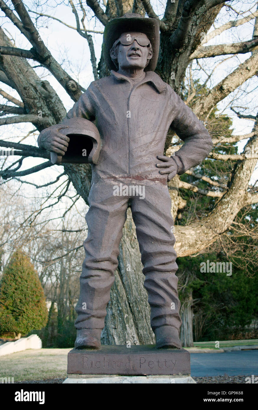 Rennfahrer Richard Petty Statue in Randelman North Carolina Stockfoto